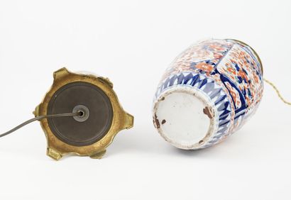 JAPON et CHINE
Réunion de deux vases en porcelaine...