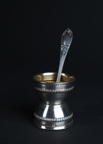 Coquetier en argent 950°/00 à décor de raies...