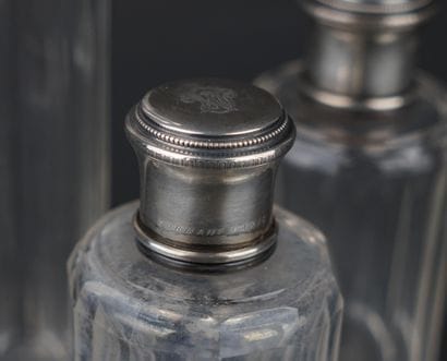 SORMANI Paris
Suite de deux flacons en verre...