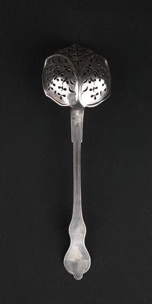 Cuiller à saupoudrer en argent 950°/00
Décor...