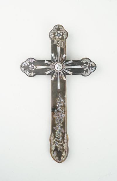 Croix en bois sculpté à décor en incrustations...
