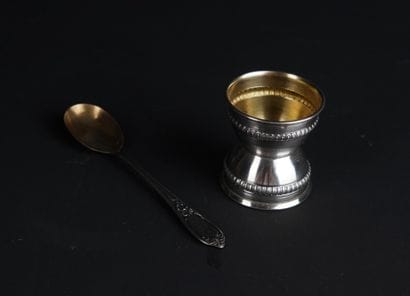 Coquetier en argent 950°/00 à décor de raies...