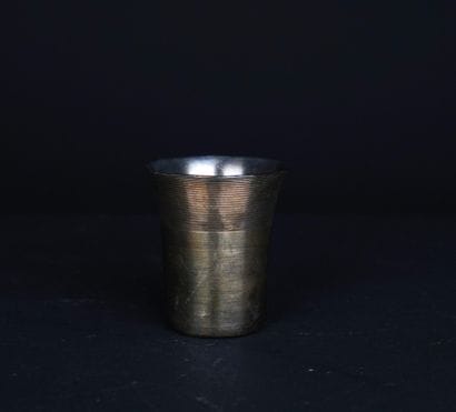 Timbale en argent 950°/00 à col évasé strié
Poinçon...