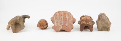 Lot de cinq statuettes en terre cuite.
Mexique
Epoque...