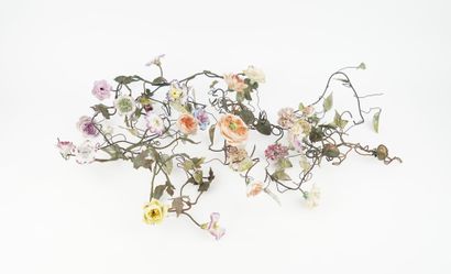 Lot de fleurs en porcelaine comprenant 146...