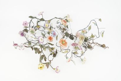 Lot de fleurs en porcelaine comprenant 146...