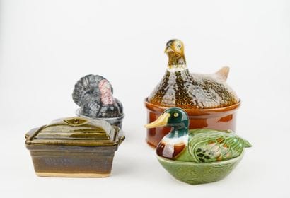 Réunion de terrines en porcelaine et céramique,...