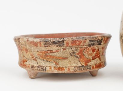 Lot de quatre objets en terre cuite:
Un vase,...
