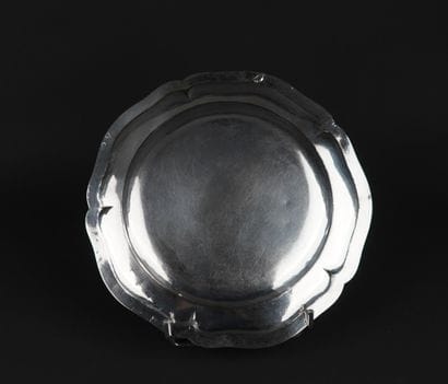 Plat rond en argent 950°/00 de forme chantournée...