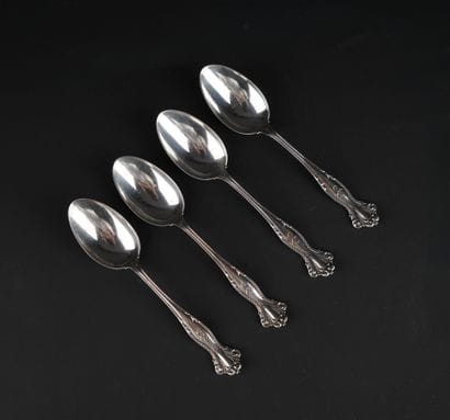 Suite de 4 cuillères en argent anglais 925°/00
Les...