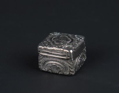 Boîte carrée en argent 800°/00 à riche décor...