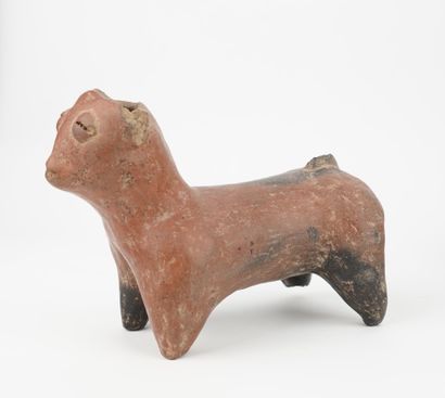 Lot de quatre objets en terre cuite:
Un vase,...