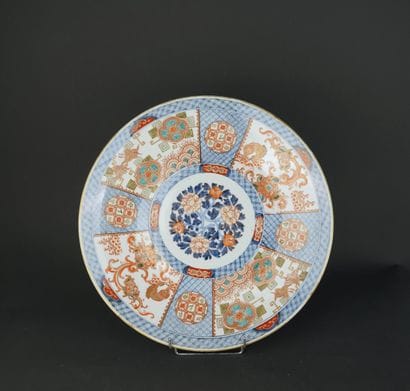 JAPON
Important plat en porcelaine à décor...