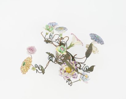 Lot de fleurs en porcelaine comprenant 146...