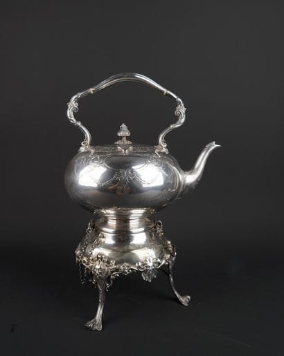 Samovar en métal argenté à riche décor de...