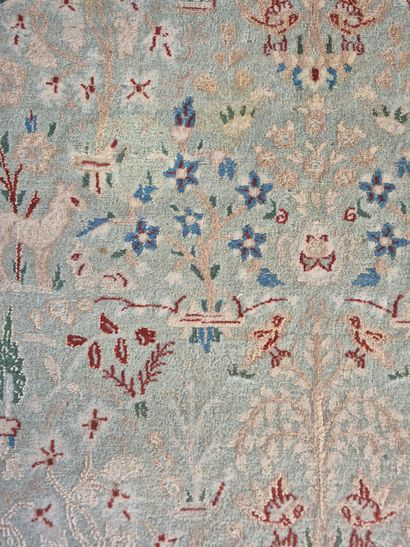 Tapis en laine et soie
Décor polychrome d'animaux...
