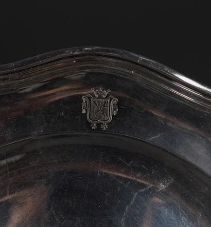 Plat rond en argent 950°/00 de forme chantournée...