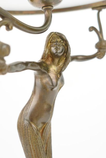 Lampe en bronze à décor de femme nue et jupe...