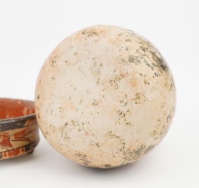 Lot de quatre objets en terre cuite:
Un vase,...