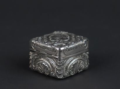 Boîte carrée en argent 800°/00 à riche décor...
