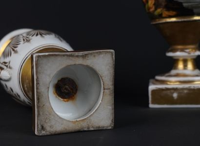 Paire de vases de Paris à décor de scènes...