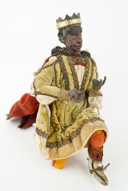 Santon figurant un roi mage en bois, tissu...