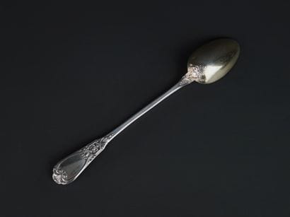 Cuillère en argent 950°/00 à riche décor...