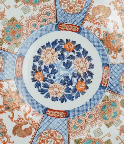 JAPON
Important plat en porcelaine à décor...