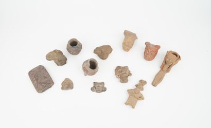 Lot de onze objets fragmentés en terre cuite:
Sept...