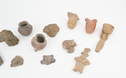 Lot de onze objets fragmentés en terre cuite:
Sept...