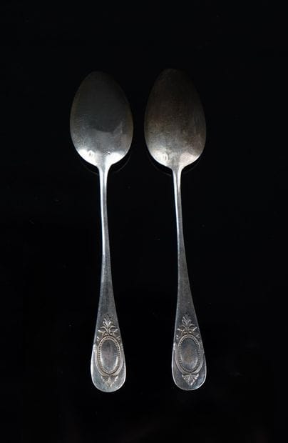Réunion de deux petites cuillères en argent...