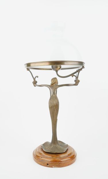 Lampe en bronze à décor de femme nue et jupe...