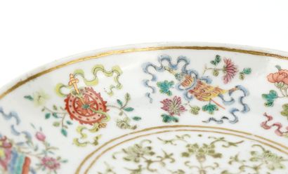 Rare coupelle en porcelaine à décor émaillé...