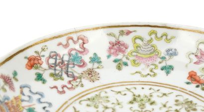 Rare coupelle en porcelaine à décor émaillé...