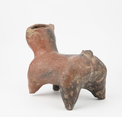 Lot de quatre objets en terre cuite:
Un vase,...