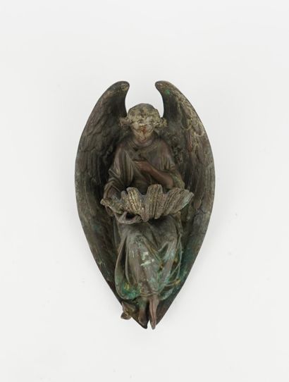 Bénitier en bronze patiné figurant un ange...