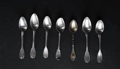 Réunion de six petites cuillères dépareillées...