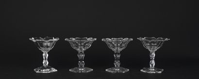 Suite de quatre salerons en cristal sur pied
Le...