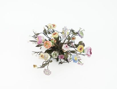 Lot de fleurs en porcelaine comprenant 146...