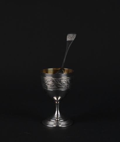 Coquetier et sa cuillère en argent 950°/00...