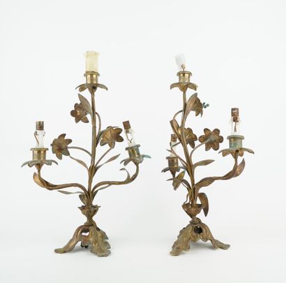 Paire de flambeaux en bronze doré à décor...