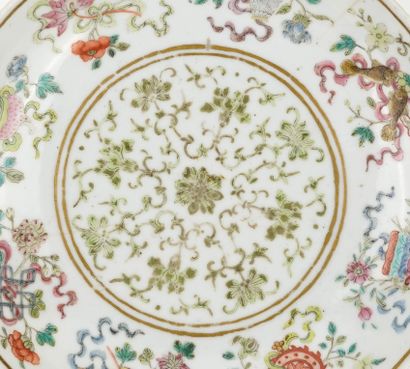 Rare coupelle en porcelaine à décor émaillé...