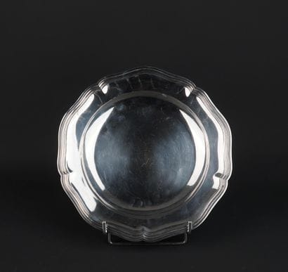 Plat rond en argent 950°/00
L'aile chantournée...