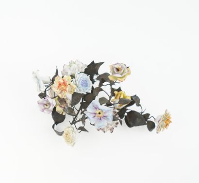 Lot de fleurs en porcelaine comprenant 146...