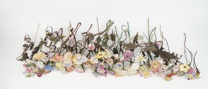 Lot de fleurs en porcelaine comprenant 146...