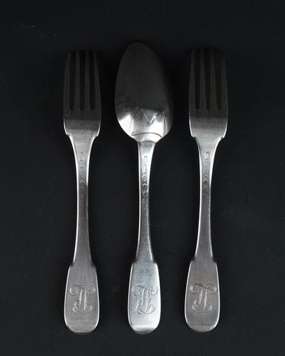 Suite d'une cuillère et deux fourchettes...