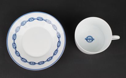HERMES
Tasse et sa sous-tasse en porcelaine,...