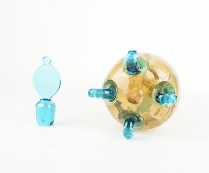 Carafe en verre bleu et jaune, dans le goût...