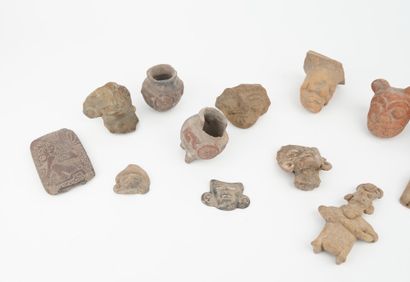 Lot de onze objets fragmentés en terre cuite:
Sept...
