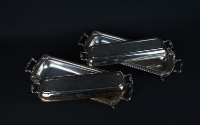 Suite de deux plats à cake en métal argenté...
